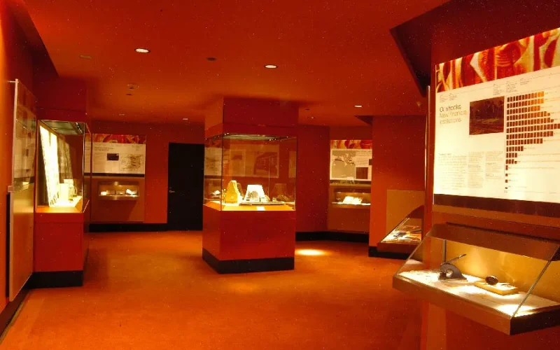 VIDEO: Chauffeur van het busje verliest de controle en rijdt de poort van het Numismatisch Museum kapot.