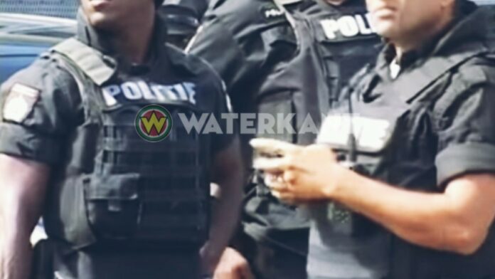Inval bij woning Bouterse: de voormalige president is nog steeds op de vlucht.