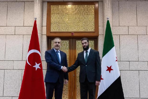 De Turkse minister van Buitenlandse Zaken heeft een oproep gedaan tot het opheffen van de wereldwijde sancties tegen Syrië.