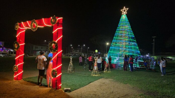 Nickerie viert de kerst met een eigen kerstboom op het Volksplein.