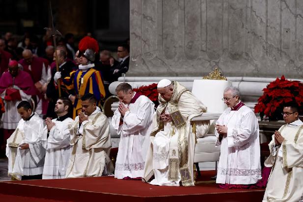 Paus Franciscus doet een oproep tot moed om de wereld te verbeteren.