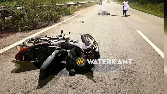 Een bromfietser is overleden aangetroffen op de Bouterse Highway.