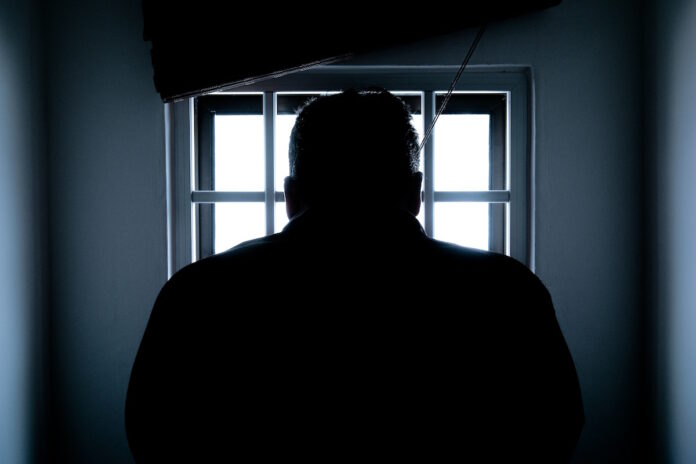 Een schoolhoofd is aangehouden na een aangifte van seksuele misdragingen met een leerling. De autoriteiten hebben de zaak in onderzoek genomen en de betrokkenen worden gehoord.De beschuldigingen zijn serieus en hebben geleid tot onmiddellijke actie van de politie. Het schoolhoofd wordt verdacht van ongepast gedrag, wat grote bezorgdheid heeft gewekt binnen de schoolgemeenschap.De school heeft aangekondigd dat zij volledig zal meewerken aan het onderzoek en dat de veiligheid van de leerlingen voorop staat. Ouders zijn geïnformeerd over de situatie en er zijn maatregelen getroffen om ondersteuning te bieden aan de leerlingen.