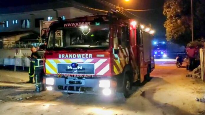 De bovenverdieping van het leegstaande gebouw aan de Anton Dragtenweg is door een brand volledig verwoest.