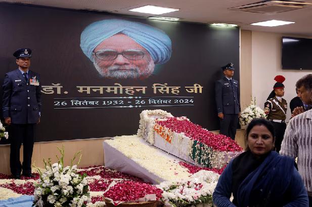 India: De voormalige premier Manmohan Singh is met staats eer gecremeerd.