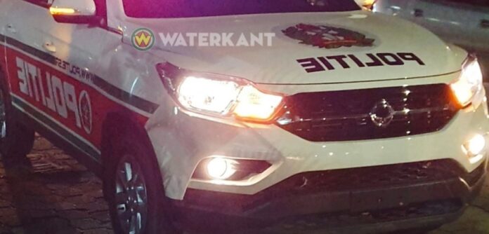 Een gewapende overval heeft plaatsgevonden bij een vastgoedbedrijf, waarbij een kluis en waardevolle bezittingen zijn ontvreemd.