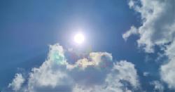 Bewolkt met middagzon