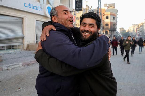 Gaza viert de aanvang van het staakt-het-vuren tussen Israël en Hamas. Het nieuws van de tijdelijke wapenstilstand heeft in Gaza