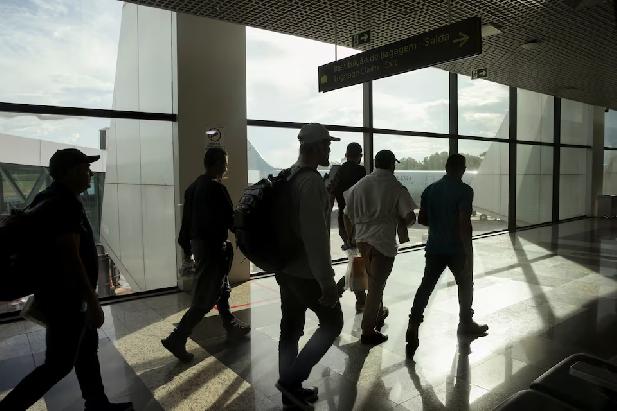Colombia staat Amerikaanse vliegtuigen met migranten niet toe.