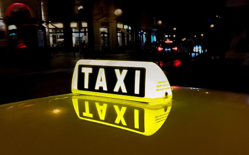 Plassende taxichauffeur ontrobben van voertuig en persoonlijke spullen