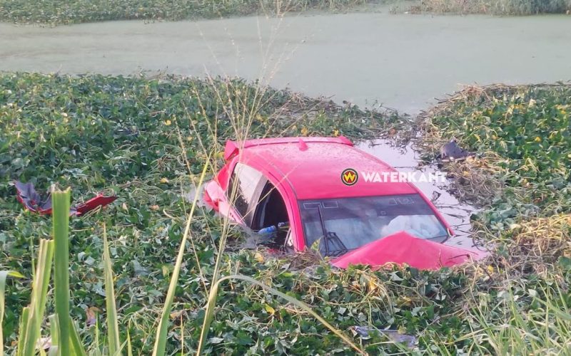 Auto valt kreek in bij T-splitsing: chauffeur mogelijk onder invloed