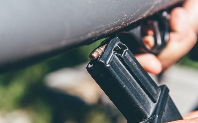 Gewapende inbraak met automatische wapens in Nassaugebied: waardevolle spullen en telefoons gestolen