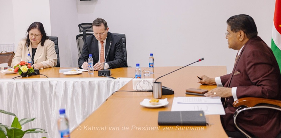 President Santokhi Bespreekt Laatste IMF-Beoordeling