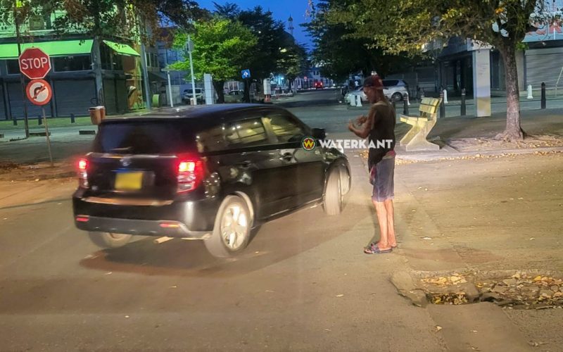‘Parkeercontroleur’ aangeklaagd voor diefstal van zijspiegel en zwaar mishandeld