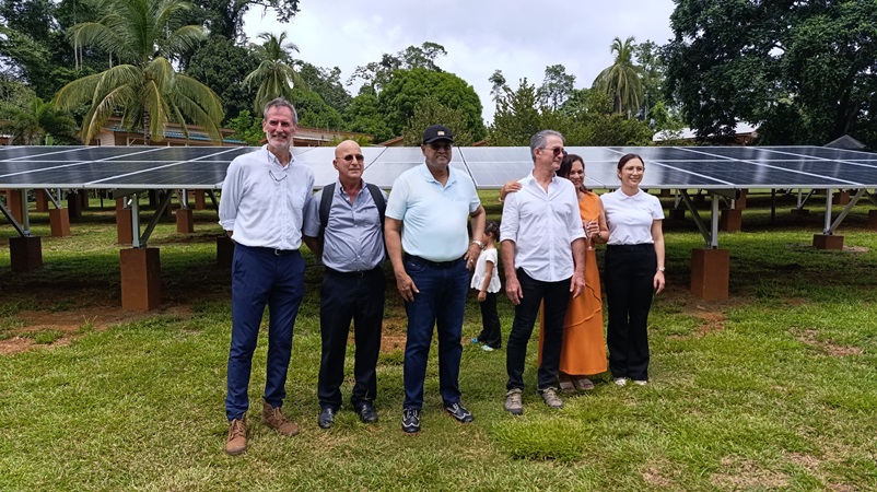 De zonnepanelen, die al 25 jaar meegaan, zijn essentieel voor de energieproductie van het resort.
