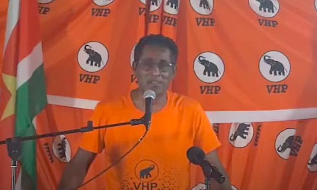 Dew Sharman spreekt de leden van de VHP toe op de Ondro Oso Meeting.