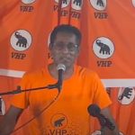 Dew Sharman spreekt de leden van de VHP toe op de Ondro Oso Meeting.
