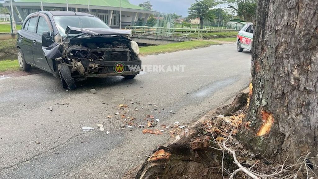 Auto Botst Tegen Boom op Letitia Vriesdelaan – Bestuurster Ongedeerd