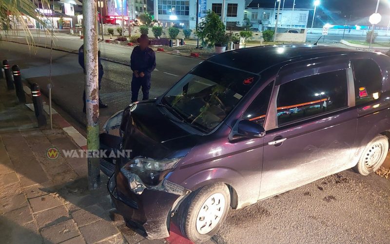 Alcorijder botst op EBS-mast in uitgaansgebied Paramaribo