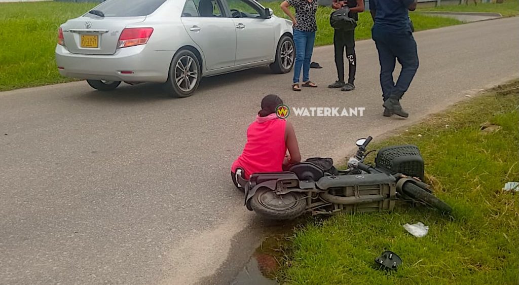 en Vincent van Goghstraat in Suriname: E-bike bestuurster gewond