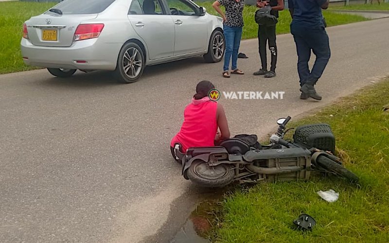 E-bike fietster raakt gewond na botsing met auto in Paramaribo-Noord