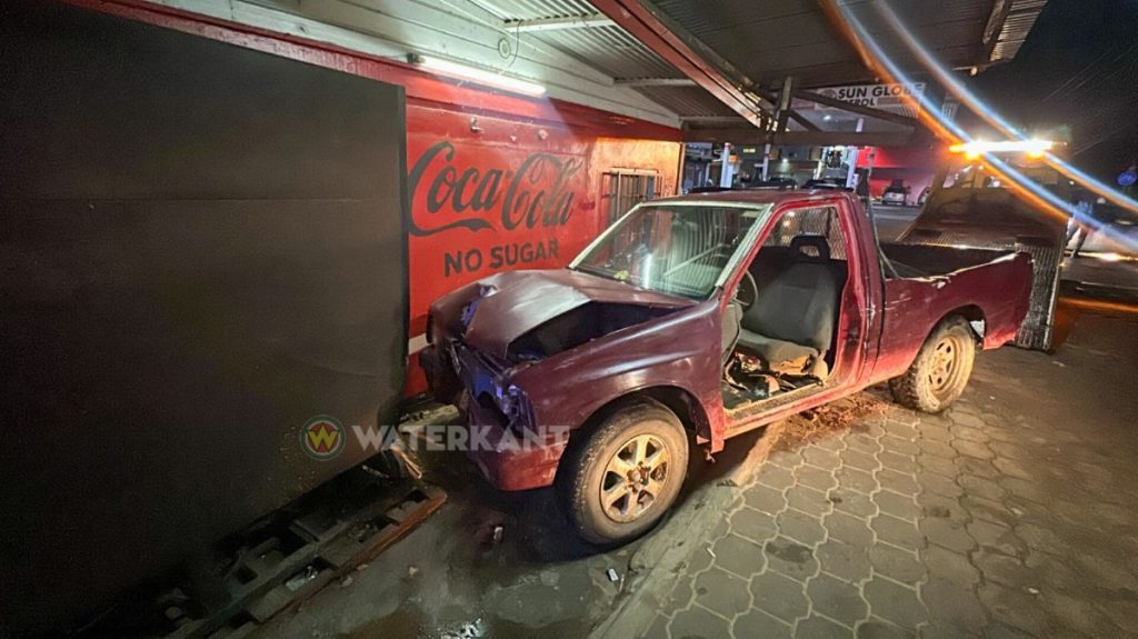Afbeelding: De pick-up na de botsing tegen de winkel.