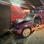Afbeelding: De pick-up na de botsing tegen de winkel.
