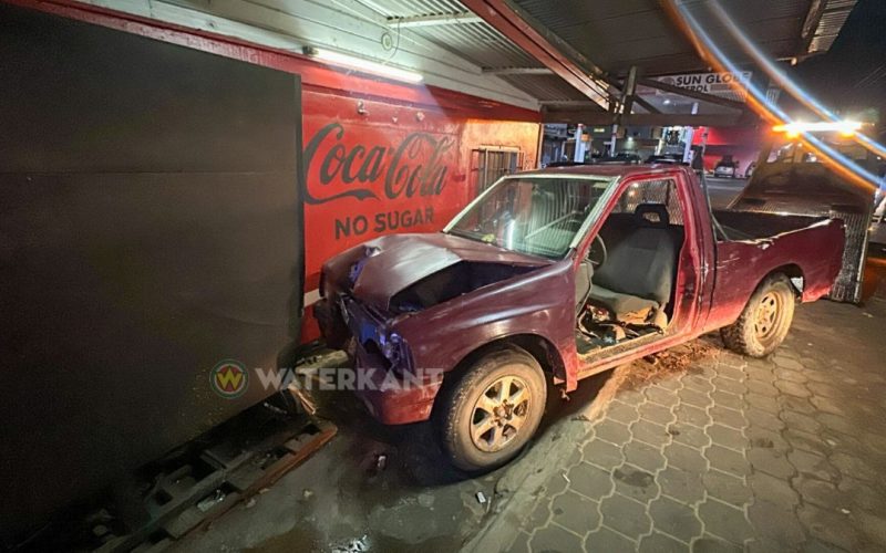 Bestuurder verliest grip en botst met pick-up op winkel