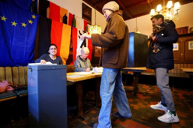Foto: Kiezers brengen hun stem uit in Berlijn, Duitsland
