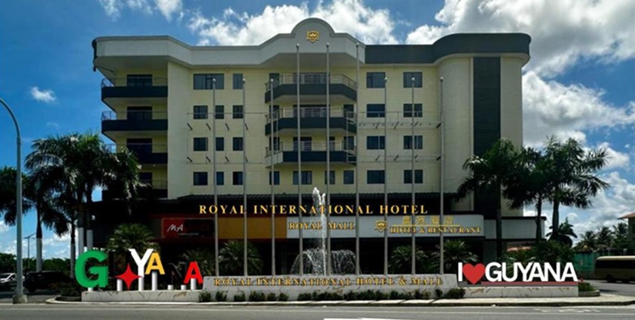De gevel van het Royal International Hotel