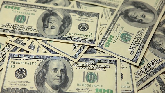 Man betaalt met nepgeld in US-dollars