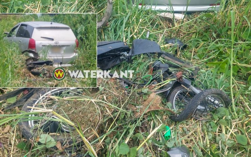 Leerling op scooter komt in botsing met auto en raakt ernstig gewond.