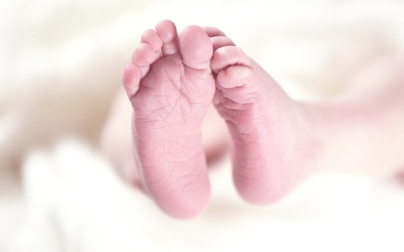 Tienermoeder brengt thuis levenloze baby ter wereld