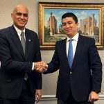 Afbeelding: Diplomatiek overleg tussen vertegenwoordigers van Suriname en Oezbekistan.