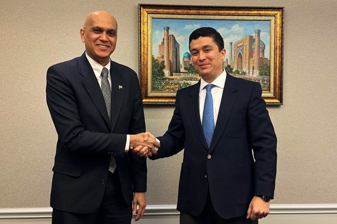 Afbeelding: Diplomatiek overleg tussen vertegenwoordigers van Suriname en Oezbekistan.