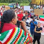Bewoners tijdens het protest bij de haven van Apoera. (Foto: VIDS)