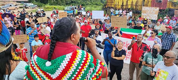 Bewoners tijdens het protest bij de haven van Apoera. (Foto: VIDS)