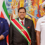 De nieuwe dc Ashvin Nageswar met minister Gracia Emanuël en president Chan Santokhi