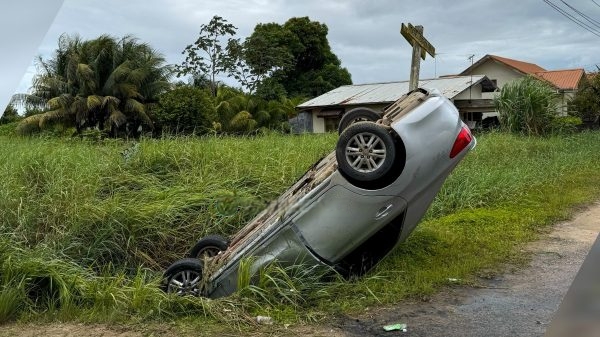 Man verliest grip tijdens uitwijken en komt met Mark X in de goot terecht.