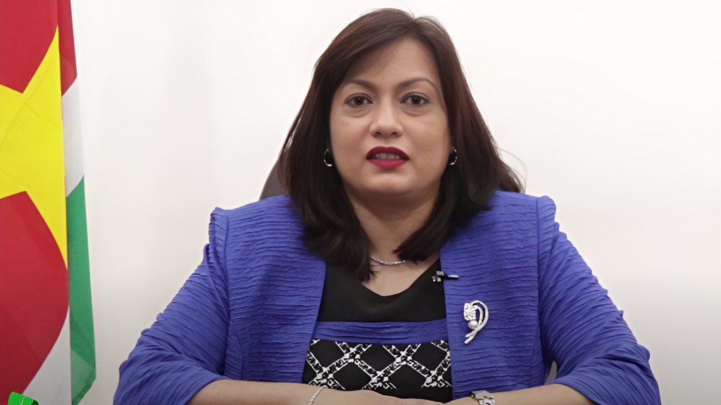 Minister Rishma Kuldipsingh in gesprek met deelnemers in de Congreshal.