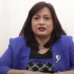 Minister Rishma Kuldipsingh in gesprek met deelnemers in de Congreshal.