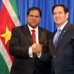 President Chan Santokhi en de Amerikaanse minister van Buitenlandse Zaken, Marco Rubio, tijdens een persmoment. (
