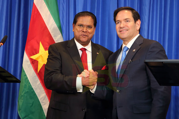 President Chan Santokhi en de Amerikaanse minister van Buitenlandse Zaken, Marco Rubio, tijdens een persmoment. (
