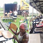 Bijschrift: De container wordt gelost in Atjoni, een stap naar betere leeromstandigheden.