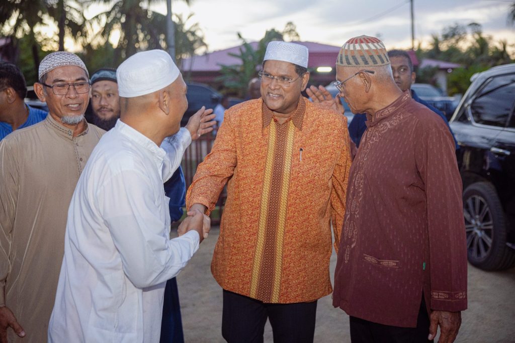 President Chan Santokhi Visits Al-Ichsaan Mosque in Commewijne On Sunday, President Chan Santokhi paid a special visit to the Al-Ichsaan Mosque in Commewijne, in the spirit of the holy month of Ramadan.