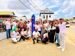Rotary-clubs onderstrepen de essentie van vrede met Peace Pole