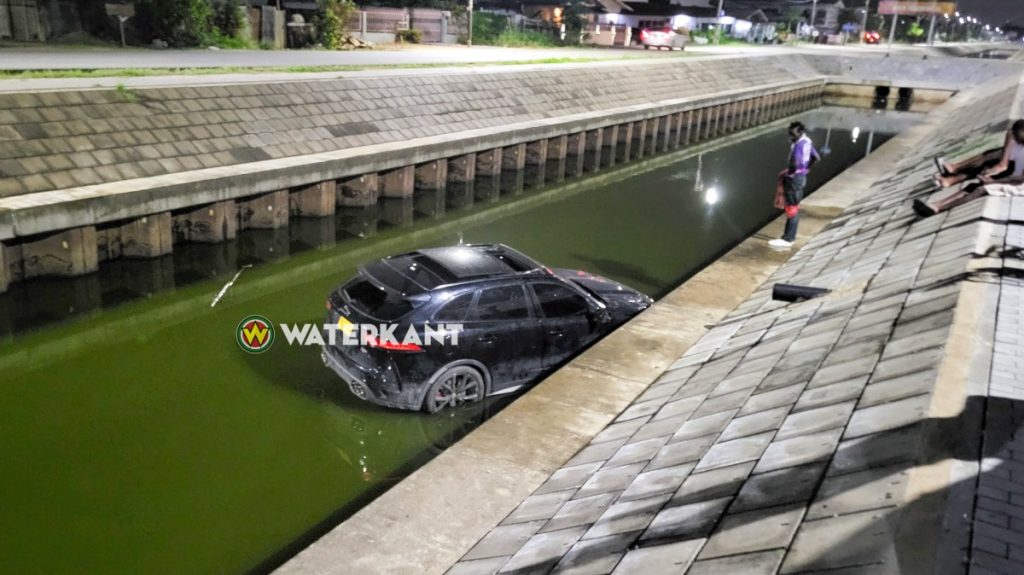 Jaguar incident in Suriname – Voertuig belandt in Boomskreek