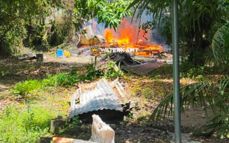 Kleine houten huis volledig verwoest door brand