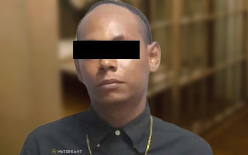 Man achter de kassa in café zonder reden met een ijzeren staaf op het hoofd geslagen