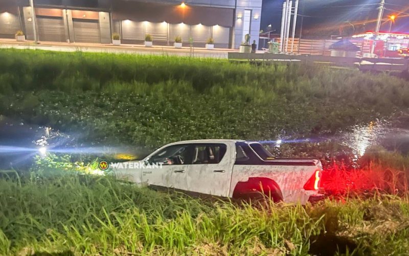 Man verliest grip op het stuur en rijdt pick-up in Boomskreek